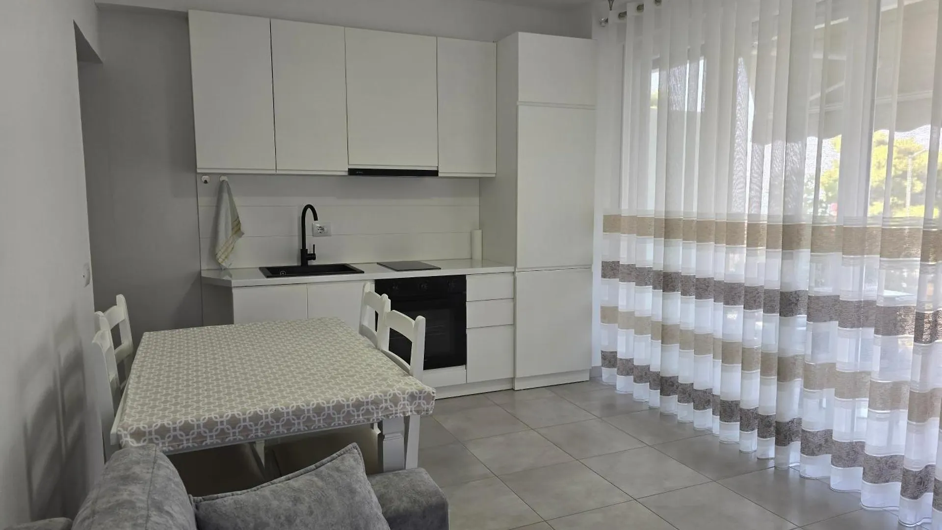 Great Apartment Lezhë 0*,